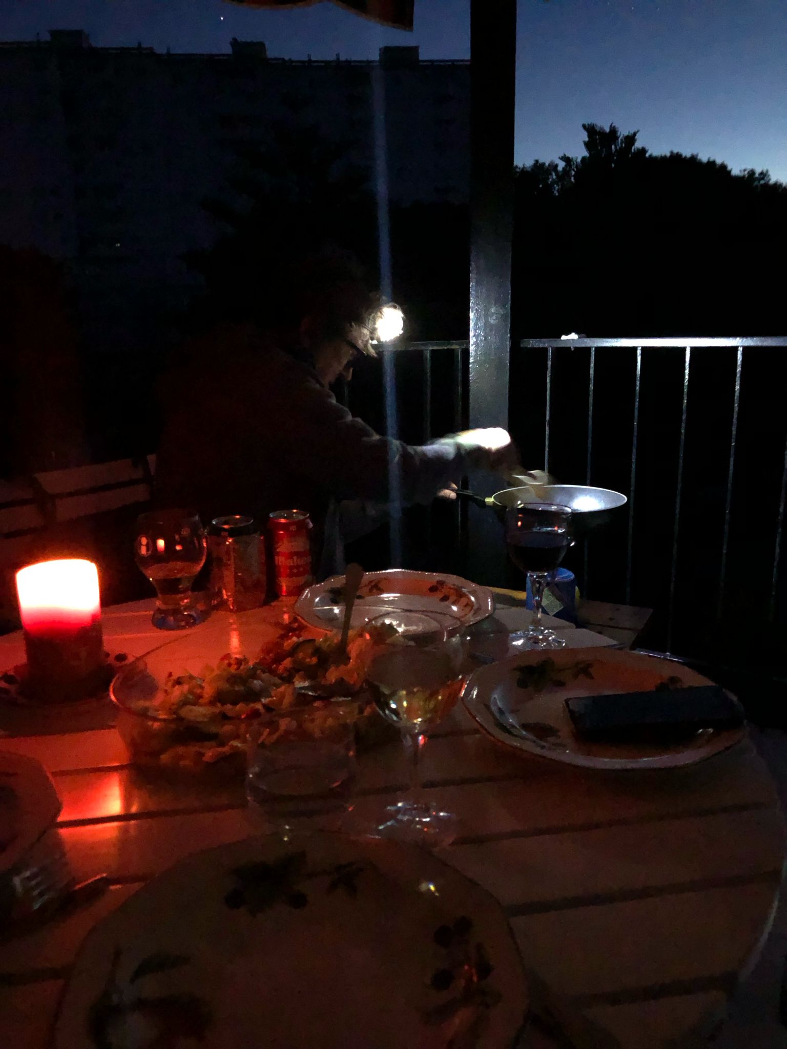 eten met kaarsen en camping gas